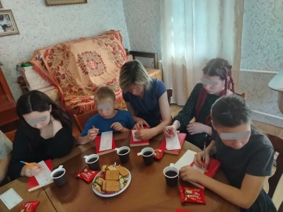 В рамках реализации Патриаршей программы изучения Библии «Исследуйте Писания», на территории Новозыбковского благочиния, воспитанники и воспитатели Социального приюта для детей и подростков г. Новозыбкова принимают участие в душеполезных беседах на Евангельские темы