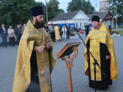 В День начала Великой Отечественной Войны духовенство Новозыбковского благочиния приняло участие в традиционной акции «Свеча памяти», приуроченной к Дню памяти и скорби, посвященной тем, кто ценою жизни своей одержал победу в Великой Отечественной Войне В День начала Великой Отечественной Войны духовенство Новозыбковского благочиния приняло участие в традиционной акции «Свеча памяти», приуроченной к Дню памяти и скорби, посвященной тем, кто ценою жизни своей одержал победу в Великой Отечественной Войне