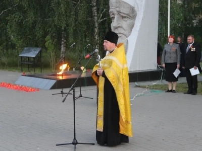 В День начала Великой Отечественной Войны духовенство Новозыбковского благочиния приняло участие в традиционной акции «Свеча памяти», приуроченной к Дню памяти и скорби, посвященной тем, кто ценою жизни своей одержал победу в Великой Отечественной Войне В День начала Великой Отечественной Войны духовенство Новозыбковского благочиния приняло участие в традиционной акции «Свеча памяти», приуроченной к Дню памяти и скорби, посвященной тем, кто ценою жизни своей одержал победу в Великой Отечественной Войне