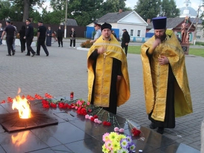 В День начала Великой Отечественной Войны духовенство Новозыбковского благочиния приняло участие в традиционной акции «Свеча памяти», приуроченной к Дню памяти и скорби, посвященной тем, кто ценою жизни своей одержал победу в Великой Отечественной Войне В День начала Великой Отечественной Войны духовенство Новозыбковского благочиния приняло участие в традиционной акции «Свеча памяти», приуроченной к Дню памяти и скорби, посвященной тем, кто ценою жизни своей одержал победу в Великой Отечественной Войне