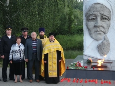 В День начала Великой Отечественной Войны духовенство Новозыбковского благочиния приняло участие в традиционной акции «Свеча памяти», приуроченной к Дню памяти и скорби, посвященной тем, кто ценою жизни своей одержал победу в Великой Отечественной Войне В День начала Великой Отечественной Войны духовенство Новозыбковского благочиния приняло участие в традиционной акции «Свеча памяти», приуроченной к Дню памяти и скорби, посвященной тем, кто ценою жизни своей одержал победу в Великой Отечественной Войне