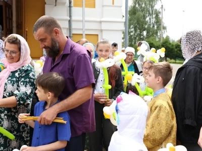 Многодетность — от доверия к Богу! В День семьи, любви и верности в Новозыбковском благочинии чествовали многодетные семьи