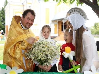 Многодетность — от доверия к Богу! В День семьи, любви и верности в Новозыбковском благочинии чествовали многодетные семьи