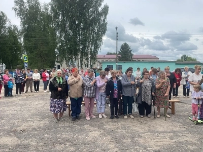 Жители и гости села Перелазы Красногорского района молитвенно почтили День села