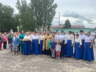 Жители и гости села Перелазы Красногорского района молитвенно почтили День села