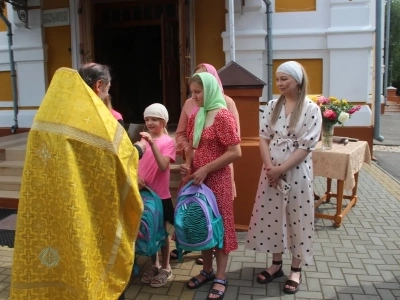 С Богом в новый учебный год!  Акция «Помоги собраться в школу» и Молебное пение на начало учения отроков состоялись в храме в честь Чуда Архистратига Михаила в Хонех города Новозыбкова
