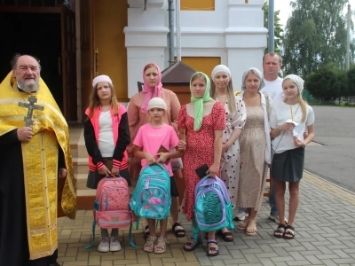 С Богом в новый учебный год!  Акция «Помоги собраться в школу» и Молебное пение на начало учения отроков состоялись в храме в честь Чуда Архистратига Михаила в Хонех города Новозыбкова