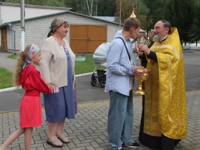 С Богом в новый учебный год!  Акция «Помоги собраться в школу» и Молебное пение на начало учения отроков состоялись в храме в честь Чуда Архистратига Михаила в Хонех города Новозыбкова