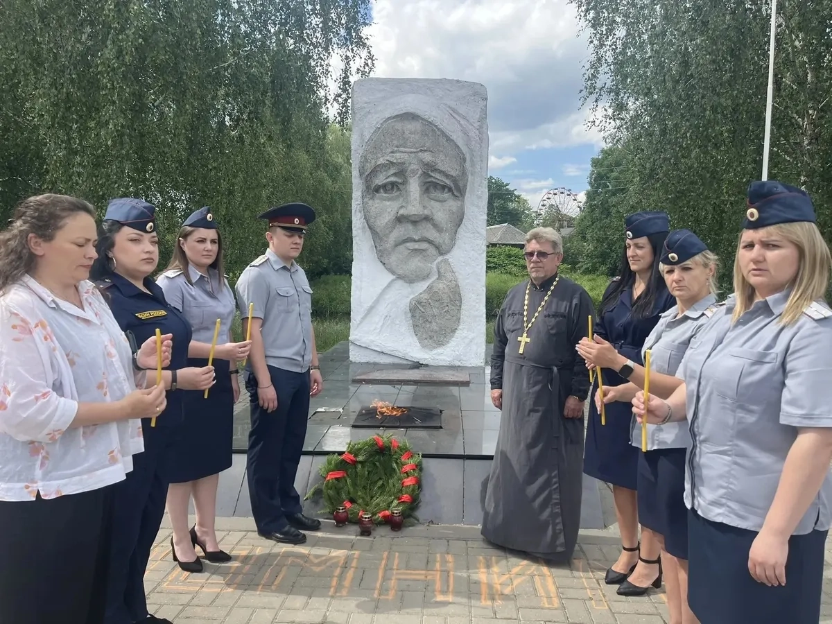 Дню памяти и скорби посвящается… В день 85-летия начала Великой Отечественной войны, священник - помощник начальника СИЗО-2 города Новозыбкова по работе с верующими и иные сотрудники учреждения приняли участие в памятном мероприятии у мемориала «Скорбящая мать» Дню памяти и скорби посвящается… В день 85-летия начала Великой Отечественной войны, священник - помощник начальника СИЗО-2 города Новозыбкова по работе с верующими и иные сотрудники учреждения приняли участие в памятном мероприятии у мемориала «Скорбящая мать»