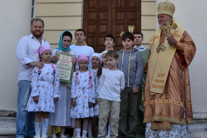 День семьи, любви и верности в селе Ляличи ознаменован Архиерейским богослужением. Священники Новозыбковского церковного округа сослужили Правящему Архиерею за Божественной литургией в день памяти святых благоверных князей Петра и Февронии, Муромских чудотворцев