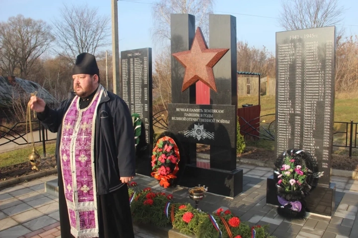 Памяти павших за Веру и Отечество посвящается… В селе Любовшо Красногорского района освящен новосооруженный мемориал Героям-освободителям и совершено поминовение воинов, павших в годы Великой Отечественной Войны