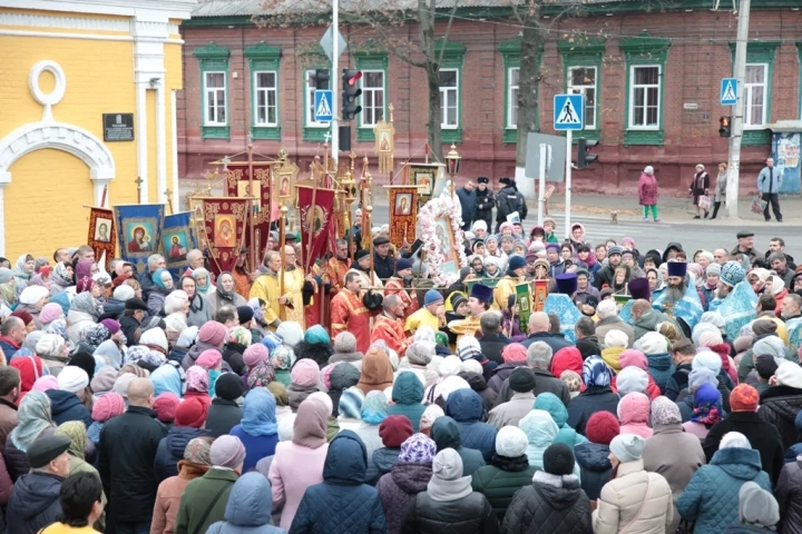 Пресвятая Богородице, моли Бога о нас ! В день празднования иконе Божией Матери «Казанская» по улицам города Новозыбкова прошел Крестный ход и совершена сугубая молитва о народном единстве