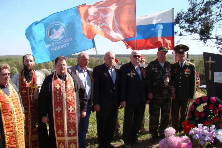 Вечная память воинам, жизнь свою за Веру и Отечество положившим ! В преддверии 74-й годовщины со Дня победы в Великой Отечественной Войне, в селе Старые Бобовичи молитвенно почтили память воинов-освободителей, погребенных на кладбище села