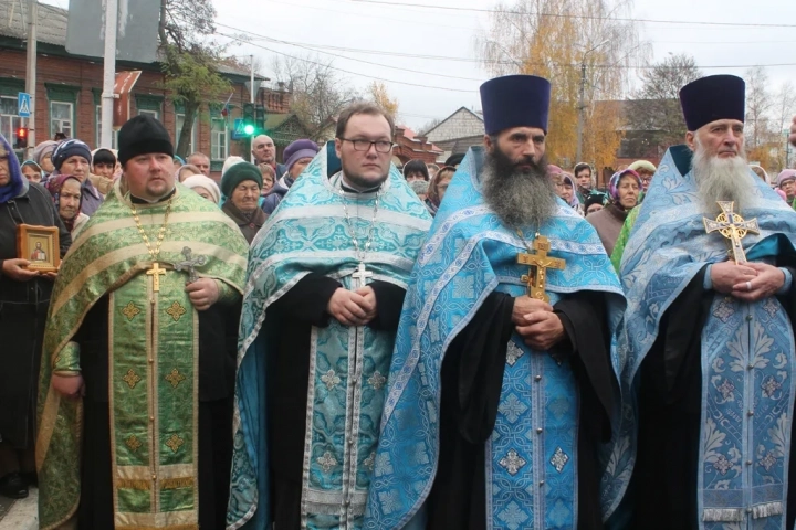 Пресвятая Богородице, моли Бога о нас ! В день празднования иконе Божией Матери «Казанская» по улицам города Новозыбкова прошел Крестный ход и совершена сугубая молитва о народном единстве