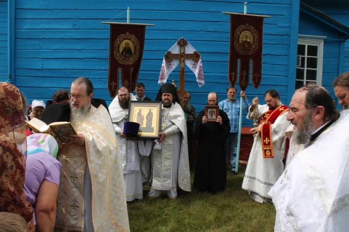 В преддверии 1030-летия Крещения Руси соборная Божественная литургия совершена в Петро-Павловском храме села Добродеевка Новозыбковского благочиния