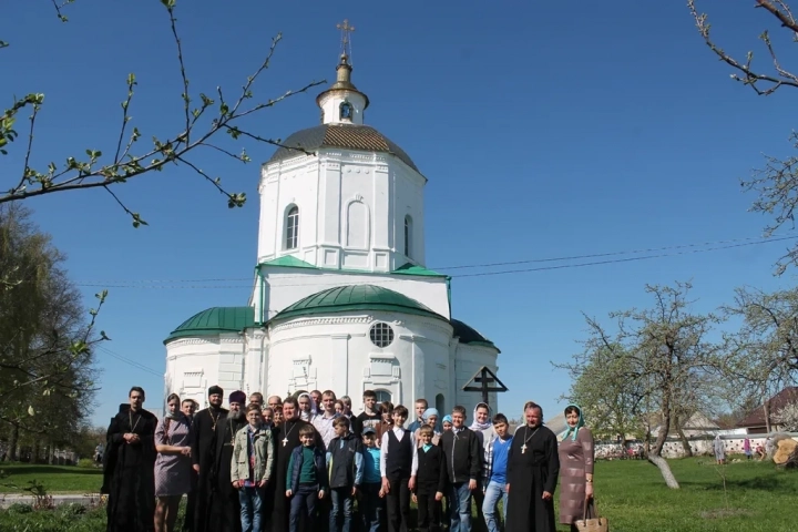 Православная молодежь Новозыбковского благочиния Клинцовской Епархии посетила город Погар и поклонилась его святыням