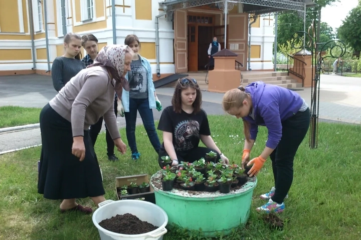 Цветами радуется мир ! На радость прихожан храма в честь чуда Архистратига Михаила в Хонех города Новозыбкова, студенты-волонтёры отряда "От сердца к сердцу" помогают озеленять прилегающую к храму территорию