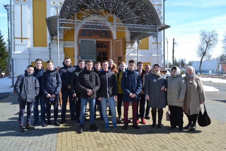 Великопостные беседы с молодежью в Новозыбковском благочинии. В последнюю седмицу Святого Великого поста студенты и педагоги Новозыбковского сельскохозяйственного техникума посетили храм