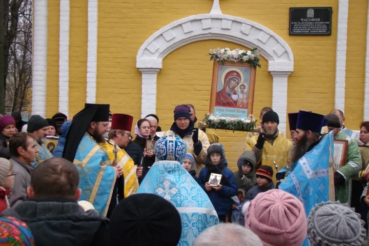 Пресвятая Богородице, моли Бога о нас ! В день празднования иконе Божией Матери «Казанская» по улицам города Новозыбкова прошел Крестный ход и совершена сугубая молитва о народном единстве