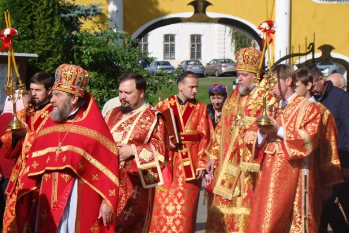 Святый Архистратиже Божий Михаиле, моли Бога о нас ! Епископ Клинцовский и Трубчевский Владимир возглавил торжества в день Престольного праздники храма в честь чуда Архистратига Михаила в Хонех города Новозыбкова