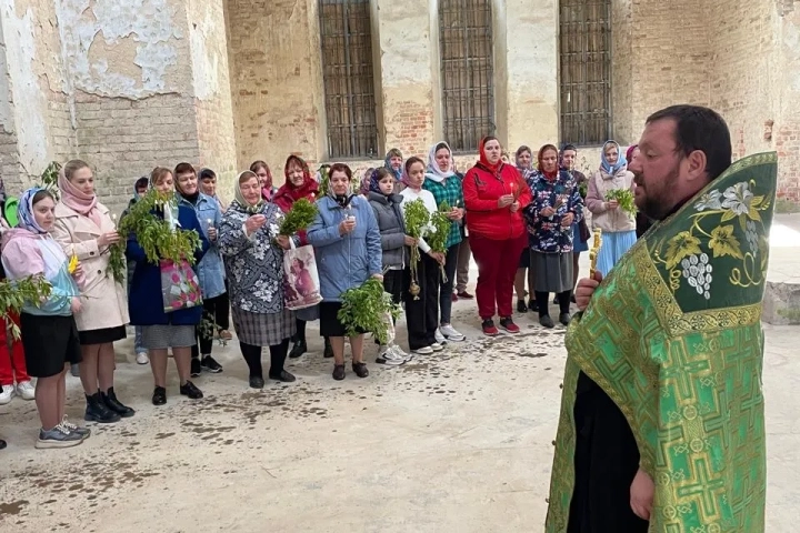 Новозыбковское благочиние: Священник и местные жители села Медведи Красногорского района совершили соборную молитву в разрушенном храме в день Входа Господня во Иерусалим