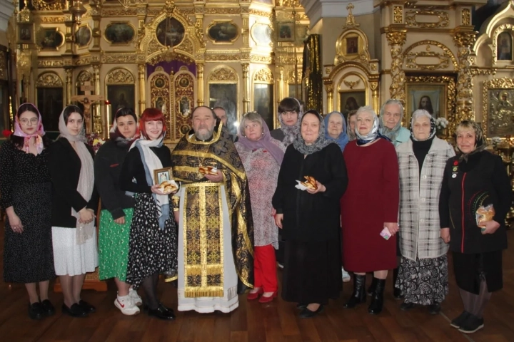 В среду Седмицы Крестопоклонной Великого поста директор, педагоги и студенты Новозыбковского филиала ГАПОУ «БТЭиР имени Героя Советского Союза М.А. Афанасьева» посетили храм в честь Чуда Архистратига Михаила в Хонех города Новозыбкова