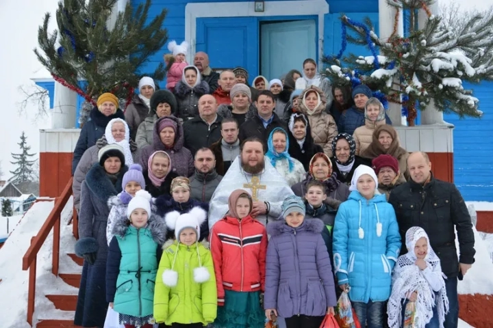 Прихожане храма святых Первоверховных апостолов Петра и Павла села Добродеевка встретили Рождество Христово