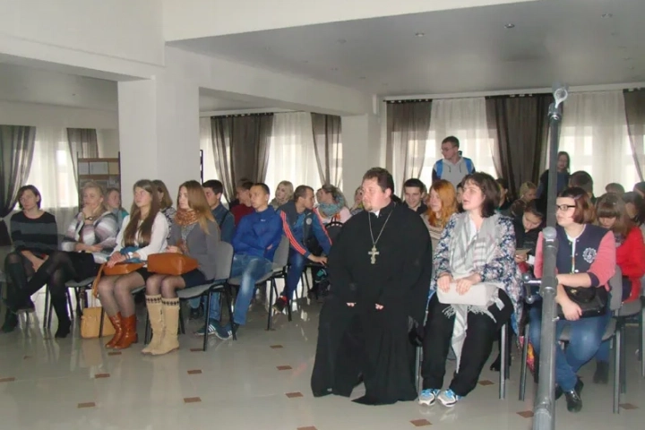 Покровские встречи: В день Покрова Пресвятой Богородица священнослужитель и студенты-педагоги говорили о непреходящих ценностях семьи и брака