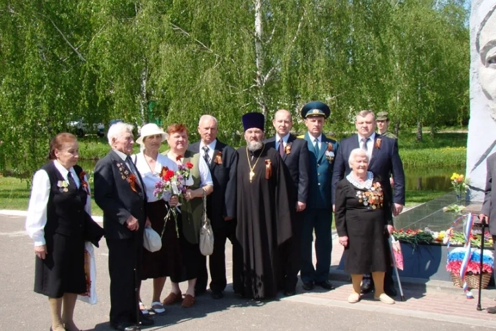 Вечная память защитникам Отечества ! В День победы в селе Карна Новозыбковского района освящен Новосооруженный крест на благоустроенной специально к этому дню могиле неизвестного солдата, погибшего в 1943 году