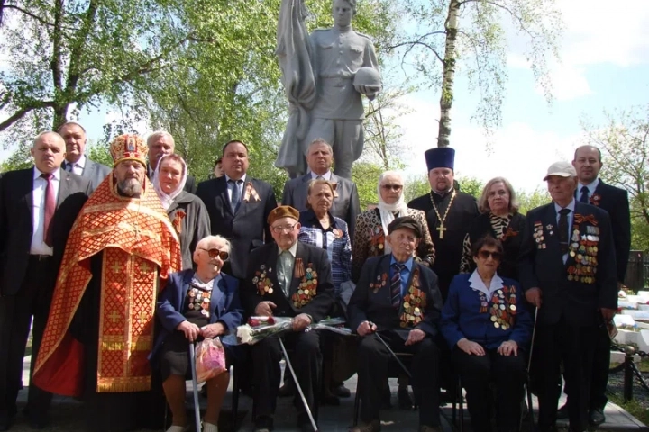 Вечная память воинам, жизнь свою на поле брани за веру и Отечество положившим! У мемориала неизвестного солдата на центральном городском кладбище новозыбковцы молились об упокоении павших в боях Великой Отечественной Войны