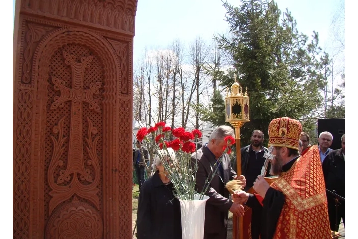 Хачкар – армянский Крест-памятник – освящен в Новозыбкове в память 100-летия геноцида армян в Турецкой империи