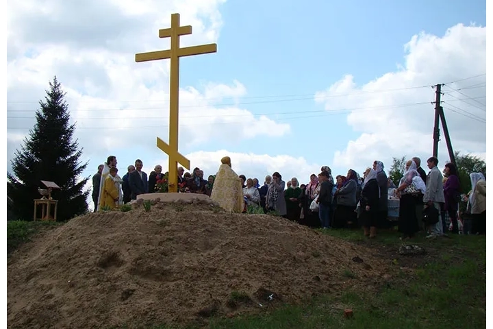 При въезде в село Старые Бобовичи Новозыбковского района установлен и освящен Поклонный Крест