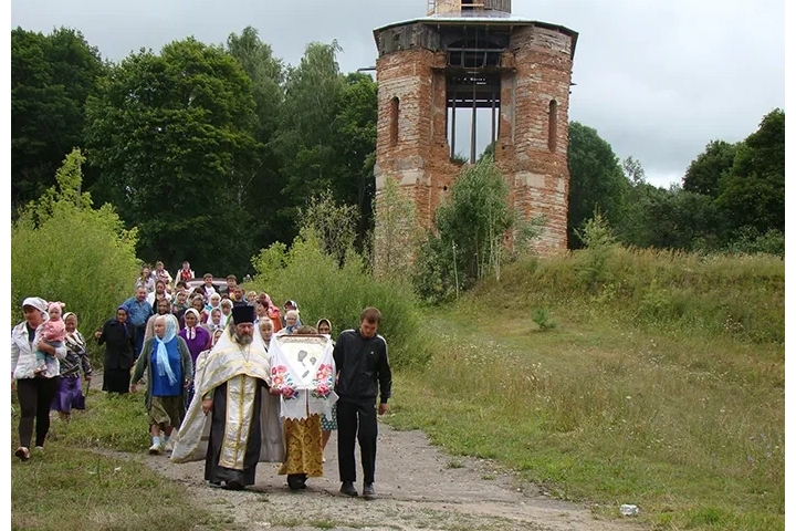 Пресвятая Богородице, помогай нам! – в селе Каташин Новозыбковского района, в день празднования Казанской иконе Божией Матери, совершено Молебное пение на месте разрушенного Казанского Собора