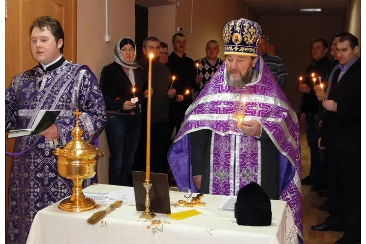 В УФСКН города Новозыбкова совершено Молебное пение о наркозависимых, а также о здравии всех сотрудников службы