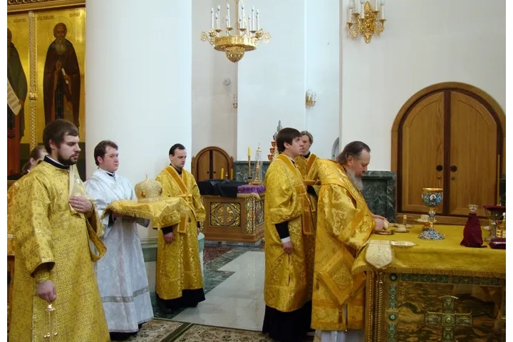 За Божественной литургией в Брянском Кафедральном соборе во Имя Святой Троицы, Епископ Брянский и Севский Александр рукоположил диакона для служения в Новызыбковском благочинии