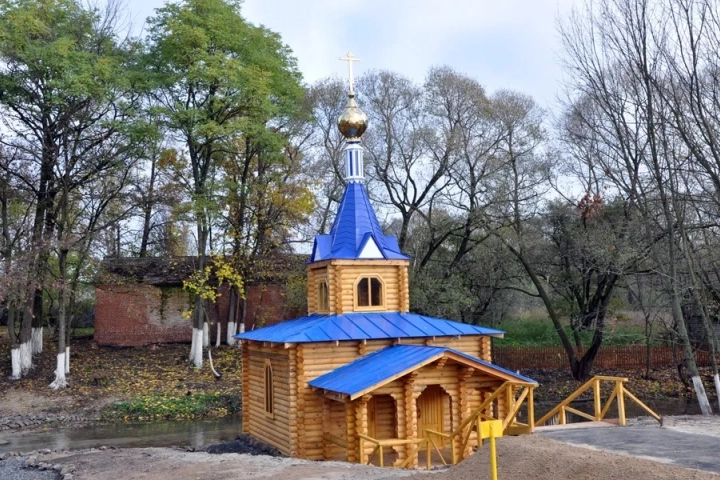 «Благословляется и освящается студенец сей, и вода в нем сущая, Благодатию Святаго Духа, излиянием воды сия священныя, во Имя Отца, и Сына, и Святаго Духа. Аминь» (Православный требник, в 2-х частях. М., 2003. Чин благословения новаго кладезя).