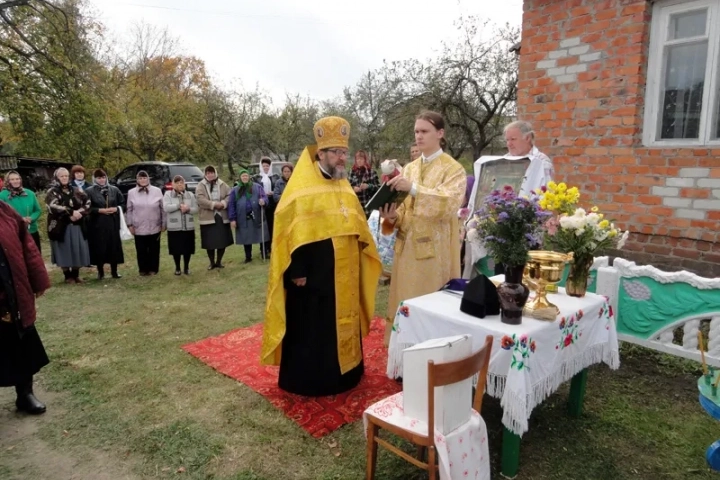 Над селом Новые Бобовичи Новозыбковского района Новозыбковского благочиния Брянской Епархии возвышается Крест