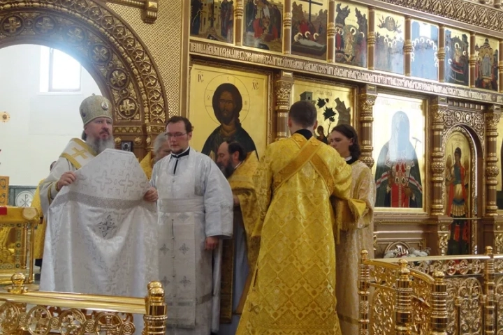 Преосвященный Александр, Епископ Брянский и Севский, за Божественной литургией в Брянском кафедральном соборе, совершил иерейскую хиротонию клирика Новозыбковского благочиния