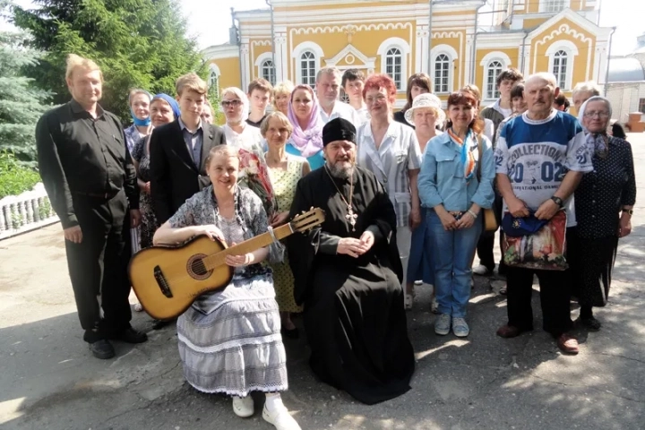 «Человек должен служить Богу и людям данными ему талантами !» - В Административном здании Новозыбковского благочиния состоялся благотворительный творческий вечер духовной авторской песни и стихов.