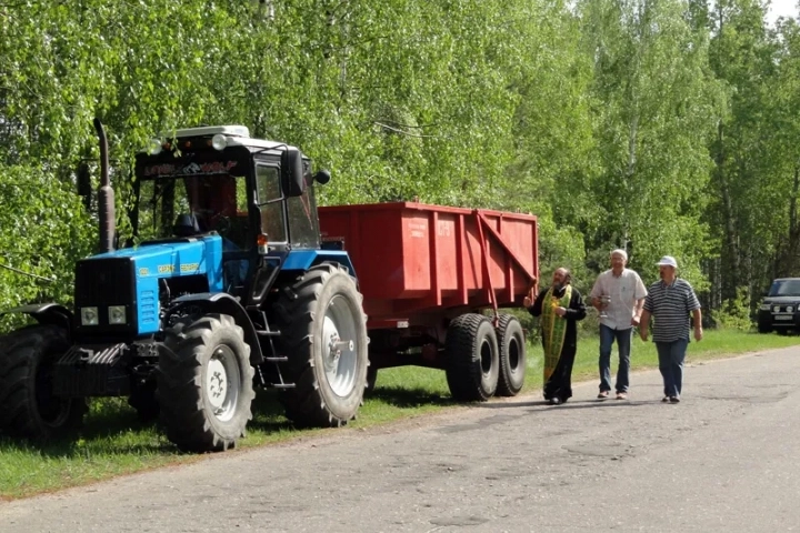 Хлеб наш насущный даждь нам днесь… (Мф.6:11) – Благочинный освятил поля в окрестностях Новозыбкова