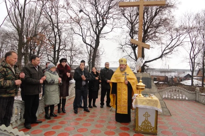 В селе Внуковичи Новозыбковского благочиния освящен Поклонный Крест, воздвигнутый на месте разрушенного храма во имя преподобного Сергия Радонежского