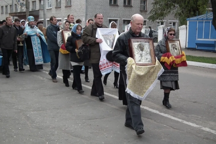 В день празднования Казанской иконы Божией Матери в городе Новозыбкове состоялся Крестный ход с севера на юг