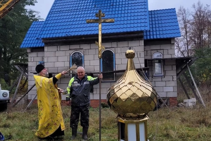 Водружение купола и креста на новосооруженную часовню в честь Архангела Михаила, возведенную в селе Денисковичи