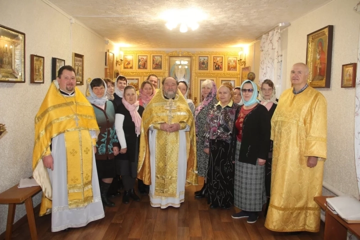 Служение в отдаленных приходах Новозыбковского благочиния. Благочинный Новозыбковского церковного округа посетил приход Молитвенного дома в честь Архистратига Михаила в селе Новые Бобовичи и совершил здесь Божественную литургию