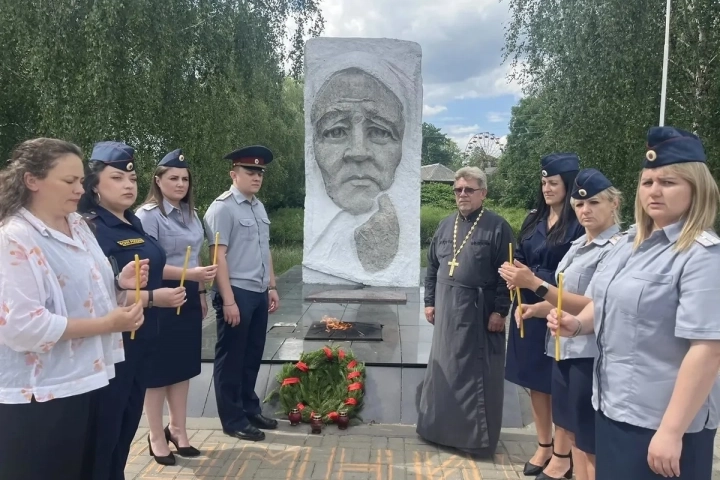 Дню памяти и скорби посвящается… В день 85-летия начала Великой Отечественной войны, священник - помощник начальника СИЗО-2 города Новозыбкова по работе с верующими и иные сотрудники учреждения приняли участие в памятном мероприятии у мемориала «Скорбящая мать» Дню памяти и скорби посвящается… В день 85-летия начала Великой Отечественной войны, священник - помощник начальника СИЗО-2 города Новозыбкова по работе с верующими и иные сотрудники учреждения приняли участие в памятном мероприятии у мемориала «Скорбящая мать»