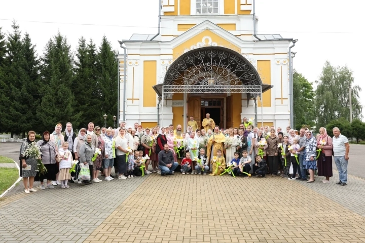 Многодетность — от доверия к Богу! В День семьи, любви и верности в Новозыбковском благочинии чествовали многодетные семьи Многодетность — от доверия к Богу! В День семьи, любви и верности в Новозыбковском благочинии чествовали многодетные семьи