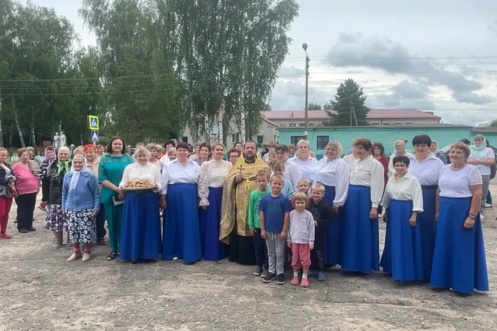 Жители и гости села Перелазы Красногорского района молитвенно почтили День села