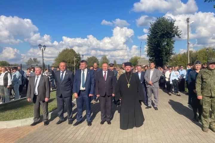Священнослужитель принял участие в праздновании дня поселка в Красной Горе
