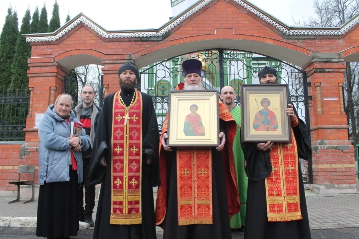 В пределы Новозыбковского благочиния, по благословению Епископа Клинцовского и Трубчевского Владимира, принесены иконы Великомученика и Целителя Пантелеимона и Великомученика и Победоносца Георгия с частицами их мощей