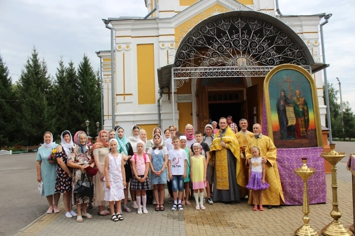 Начало нового 2022/23 учебного года в Новозыбковском благочинии ознаменовано молитвой об учащих и учащихся. Преблагий Господи, ниспосли нам благодать Духа Твоего Святаго, дарствующаго смысл и укрепляющаго душевныя наши силы, дабы, внимая преподаваемому нам учению, возросли мы Тебе, нашему Создателю, во славу, родителем же нашим на утешение, Церкви и отечеству на пользу!